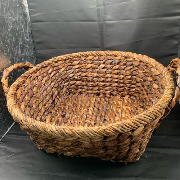 Large woven basket with handles. Thick woven - Picture 6 of 6